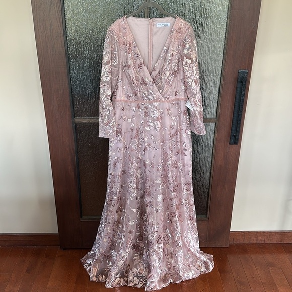 Mac Duggal Embellished V Neck Illusion Long Sleeve A Line Gown Size 16. - Picture 5 of 12